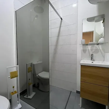 Le Nid De - 350 M Hopital Apartment
